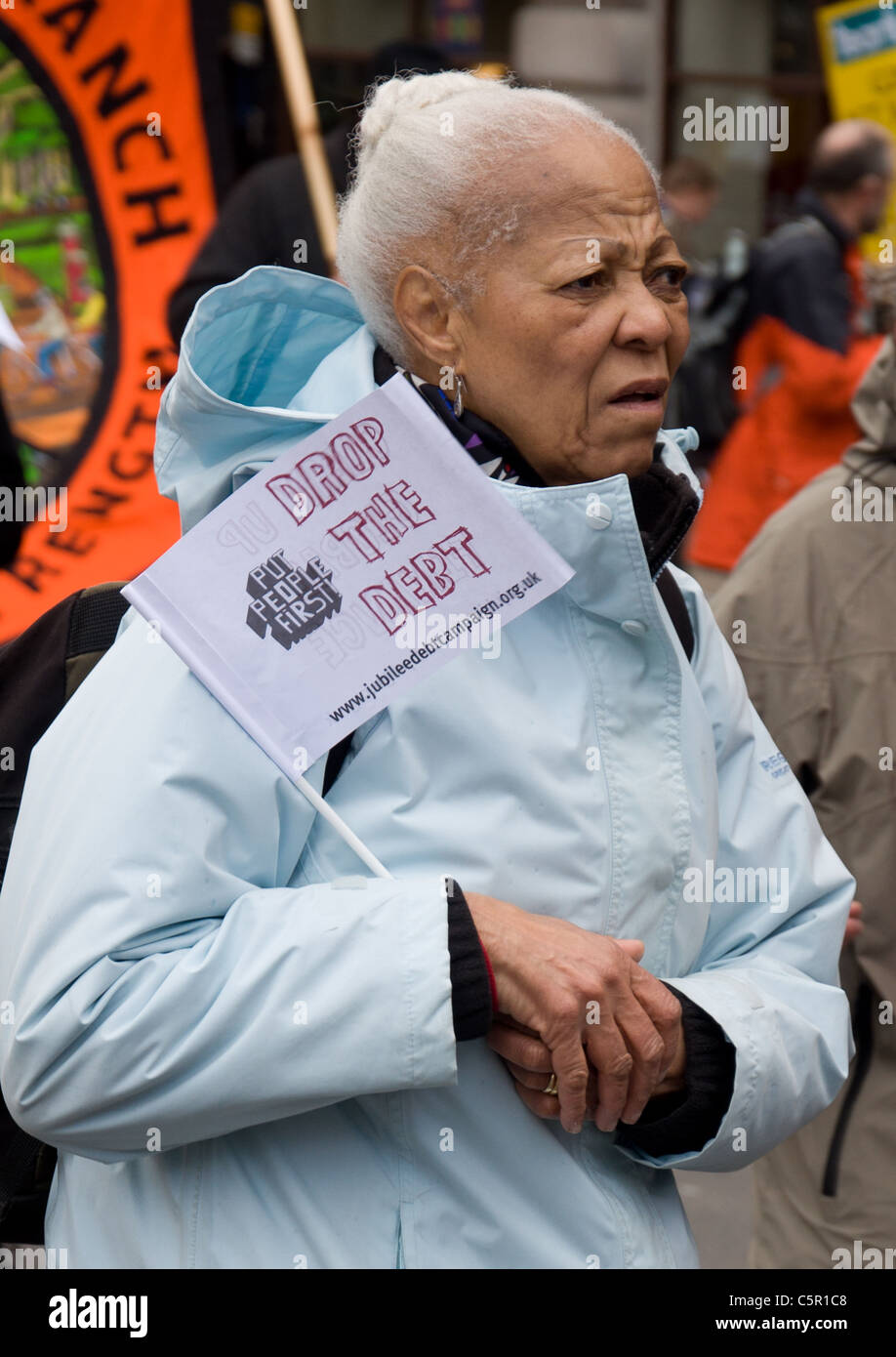 Alten Worman mit einer 'Drop die Schulden' Fahne am G20-März in Piccadilly, London am 28. März 2009 Stockfoto