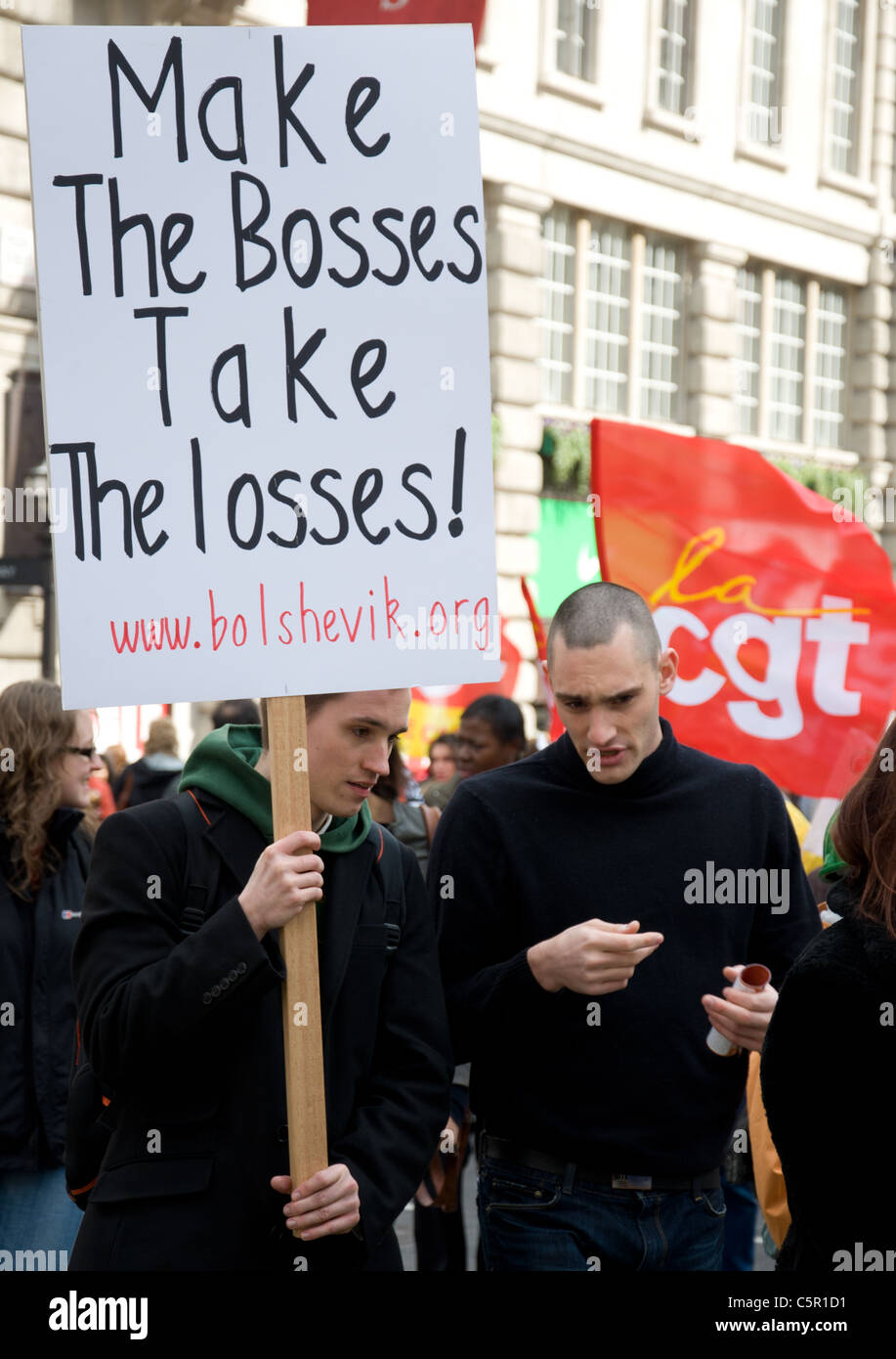 Männer mit einem "Machen die Bosse der Verluste hinnehmen" Plakat am G20-März in Piccadilly, London am 28. März 2009 Stockfoto