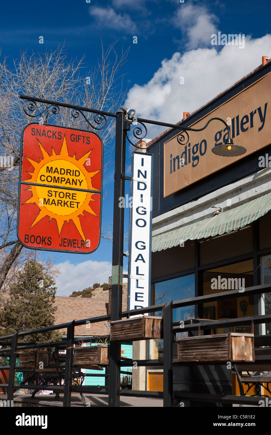 Anzeichen für Geschäfte und Galerien, Madrid, New Mexico, Vereinigte Staaten von Amerika Stockfoto
