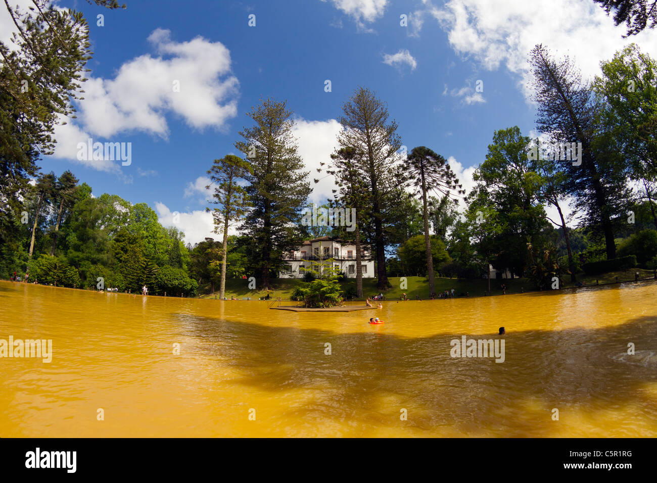 Menschen im goldenen Wasser des ursprünglichen Fountain of Youth, einer heißen Quelle im Park Terra Nostra, Furnas Dorf, Azoren. Stockfoto