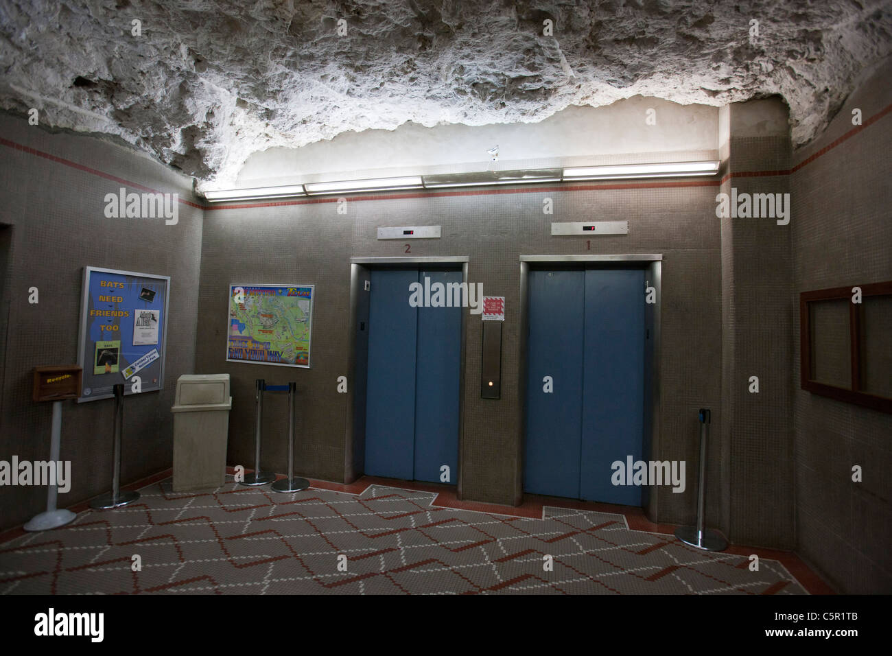 Aufzugsschacht trägt Besucher von der Oberfläche in den großen Raum, Carlsbad Caverns National Park, New Mexico, USA Stockfoto