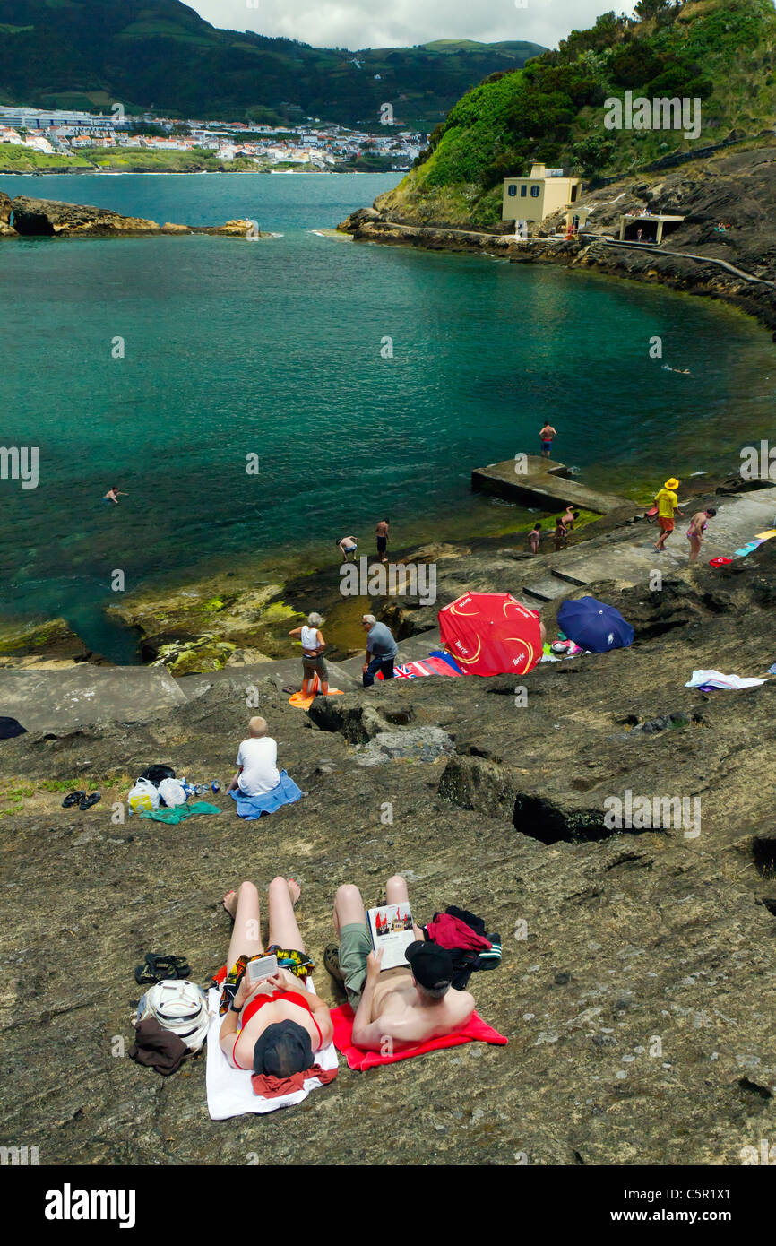 Touristen in Ilhéu Vila Franca, ein Vulkankrater Lagune Insel vor der Küste bei Vila Franca do Campo, Insel São Miguel, Azoren. Stockfoto