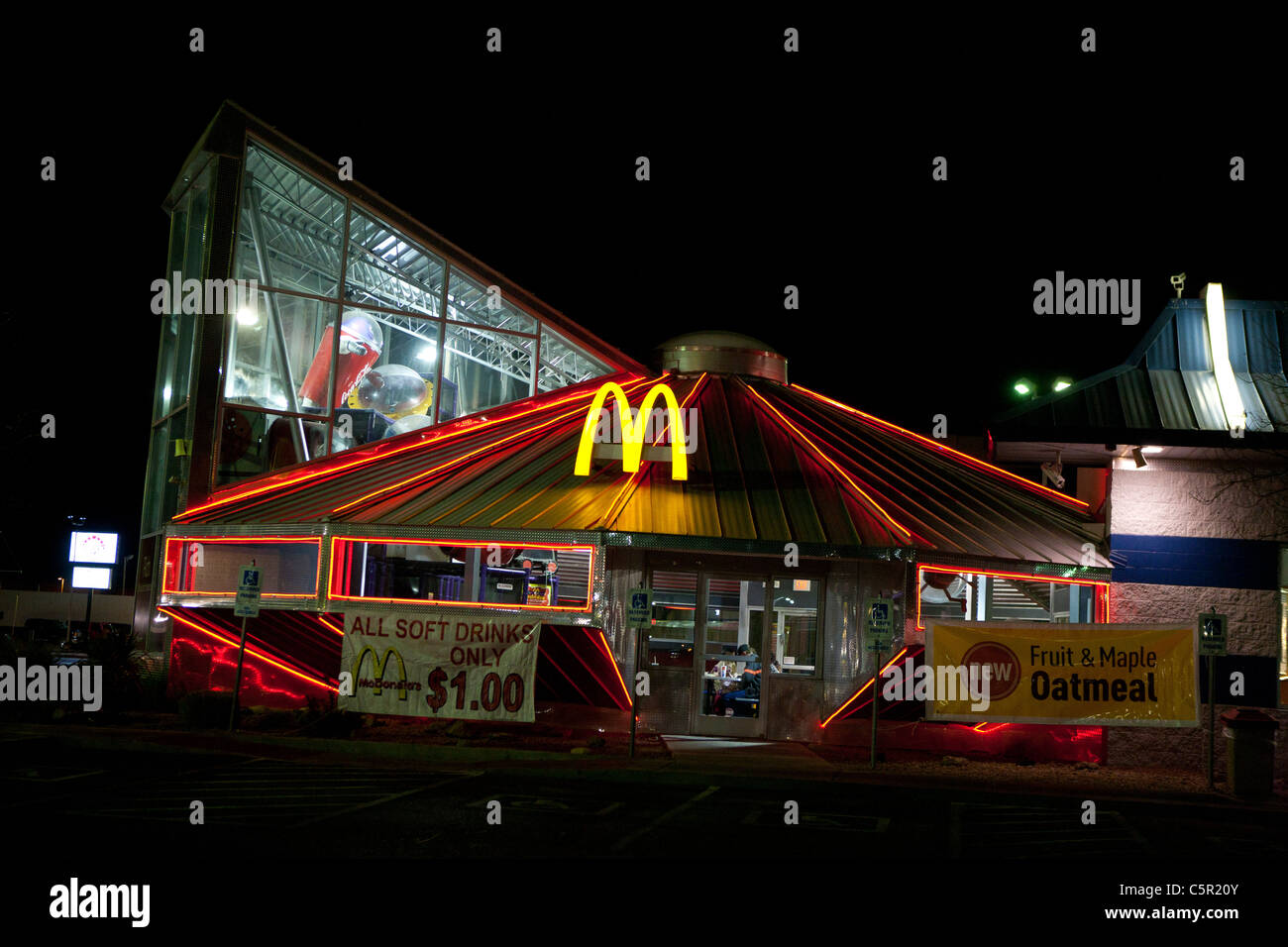 Außenseite des McDonald's-Restaurant in der Nacht, geformt wie eine fliegende Untertasse, Roswell, New Mexico, Vereinigte Staaten von Amerika Stockfoto
