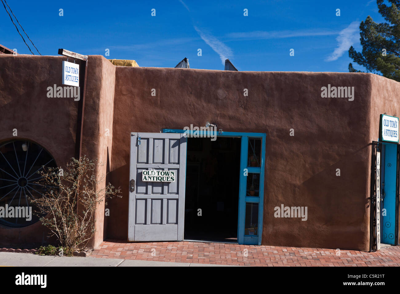 Adobe-Stil Gebäude für alte Stadt Antiquitäten Shop, Albuquerque, New Mexico, Vereinigte Staaten von Amerika Stockfoto