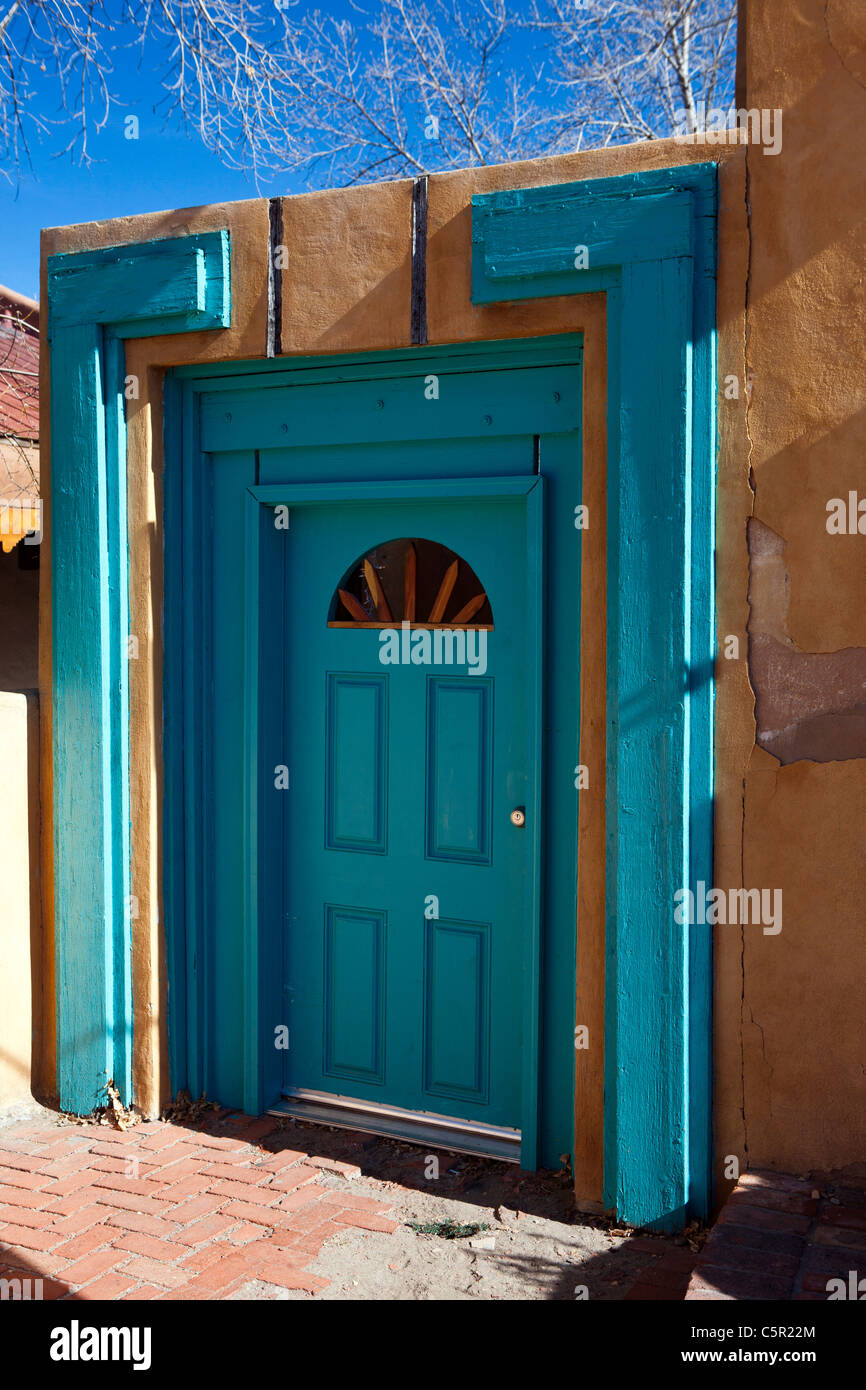 Blauen Türrahmen des Adobe-Stil Gebäude, Albuquerque, New Mexico, Vereinigte Staaten von Amerika Stockfoto