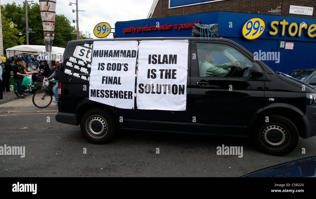 Ein van mit einem Lautsprechersystem auf den Straßen von Walthamstow mit Bannern, die Förderung der islamischen Religiion London England UK Stockfoto