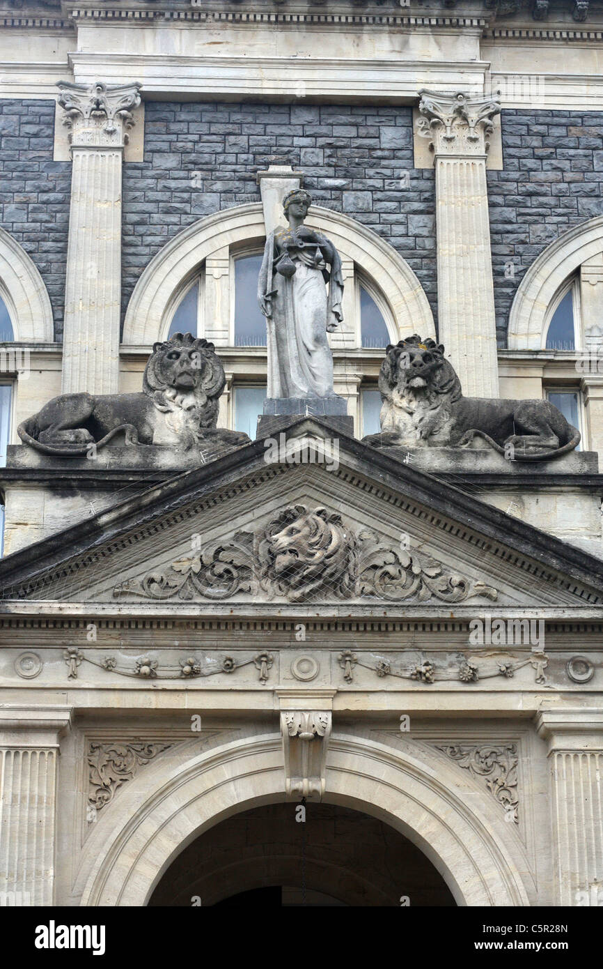 Statuen über Llanelli Stadtrat Gebäude Stockfoto