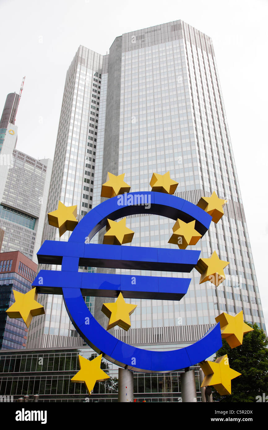 Europäische Zentralbank (EZB) mit dem Euro-Zeichen außerhalb in Frankfurt (Main) Stockfoto