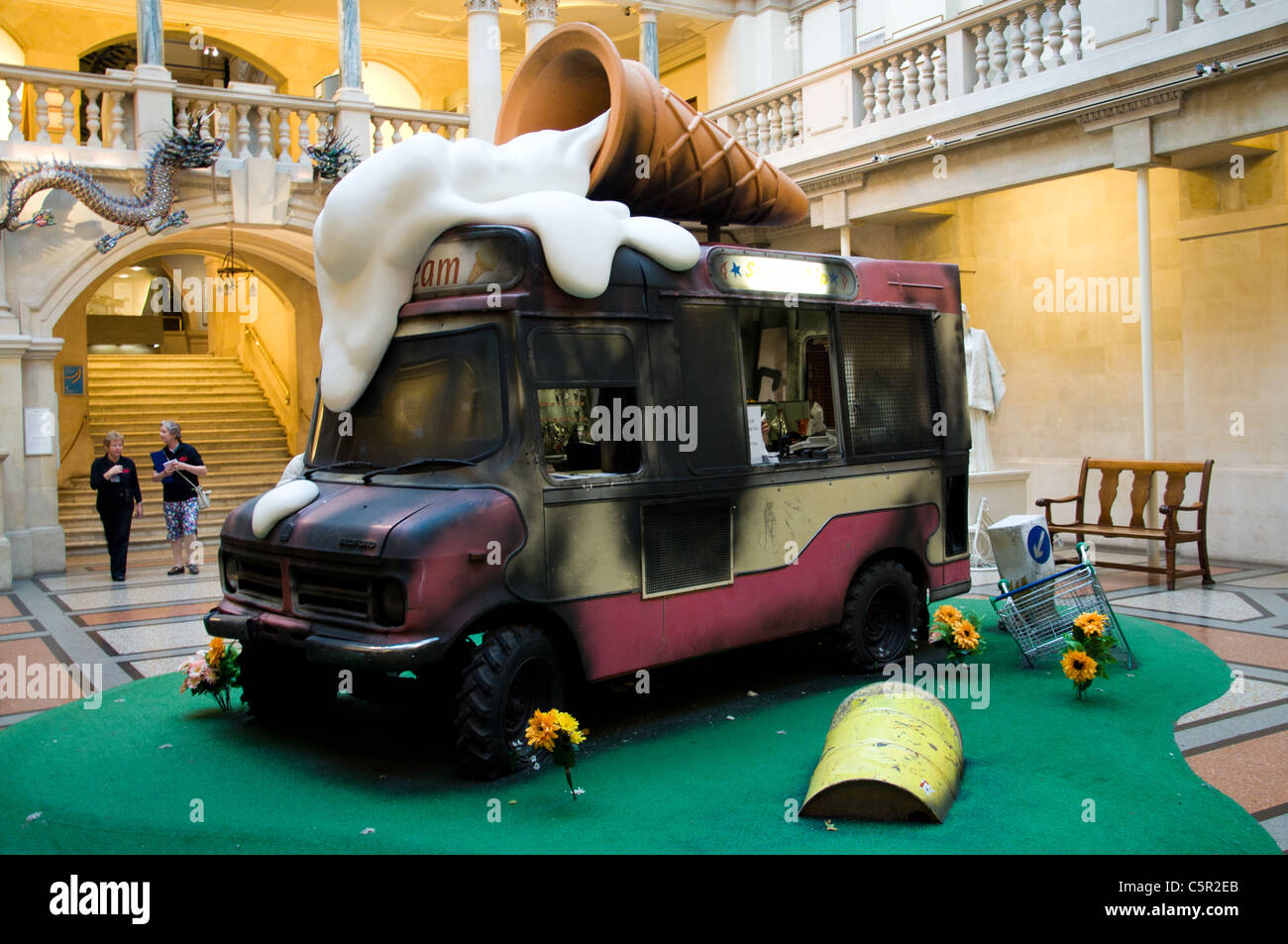 Banksy Installation, abgebranntes Eis van, The Bristol City Museum and Art Gallery, Bristol, England Stockfoto