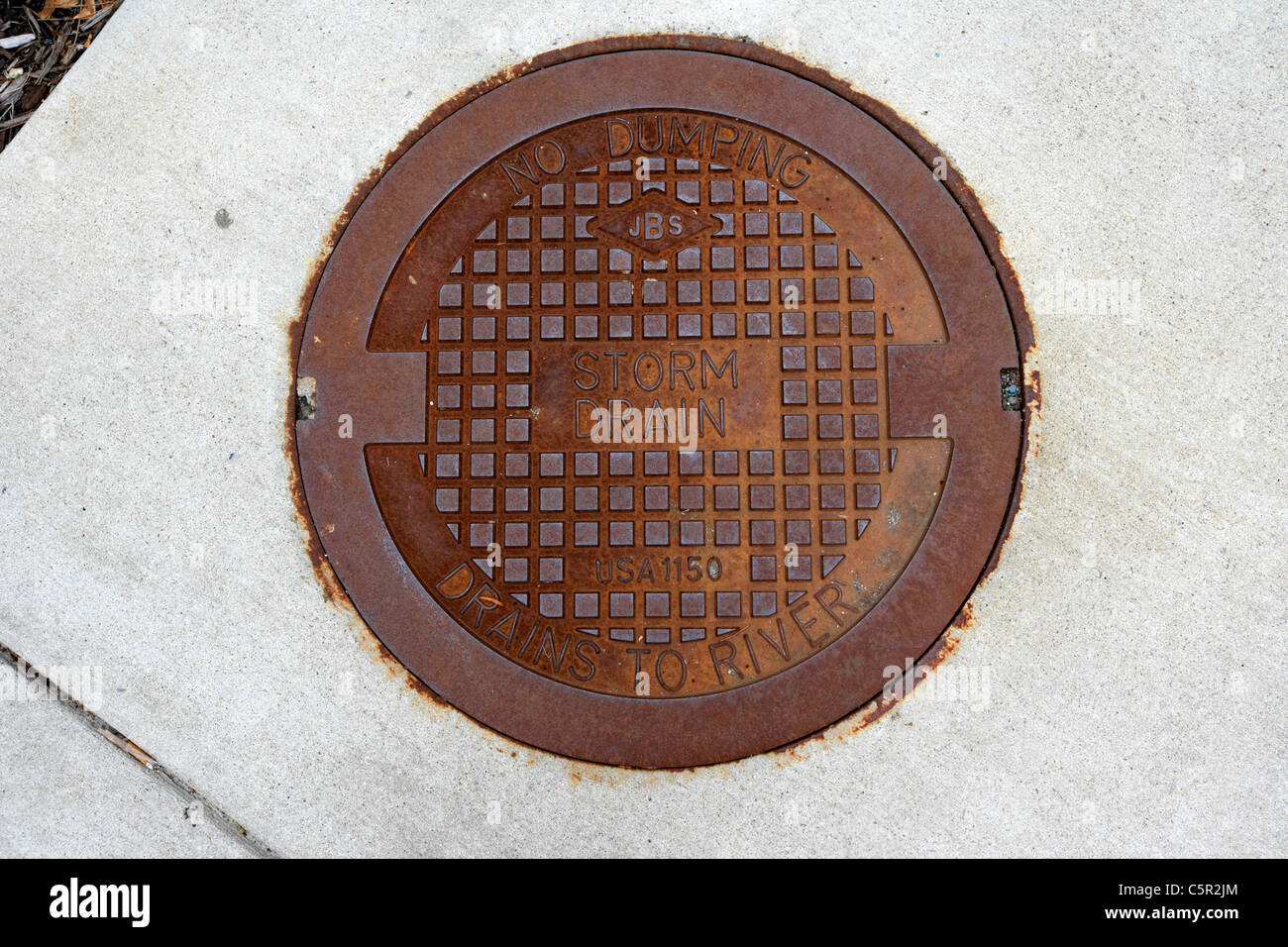 kein dumping Sturm drain Mann Loch Abdeckung Kanalisation zu Fluss Nashville Tennessee USA Stockfoto