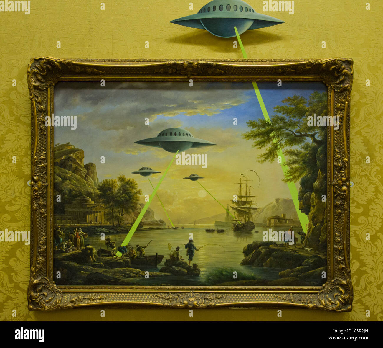Banksy Bild der traditionellen Hafen Landschaft mit UFOs schießen Laser hinein Stockfoto