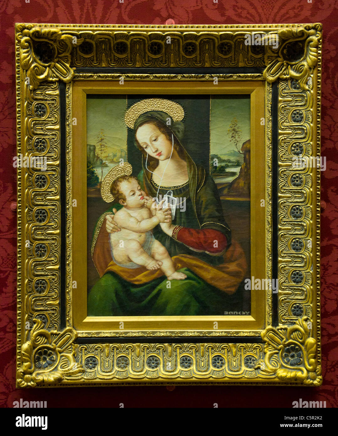 Banksy Bild der Madonna mit Kind trägt einen iPod, The Bristol City Museum and Art Gallery, Bristol, England Stockfoto