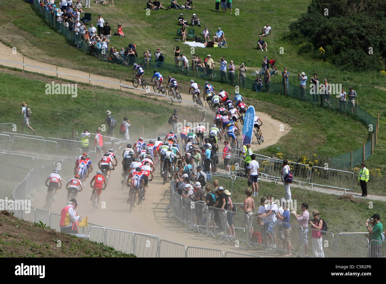 Herren-Rennen über 7 Runden. Der Start. Mens-Rennen. Hadleigh Farm Mountain Bike International. London bereitet sich für die Olympischen Spiele 2012. Hadleigh Farm. Essex. 31.07.2011. Stockfoto