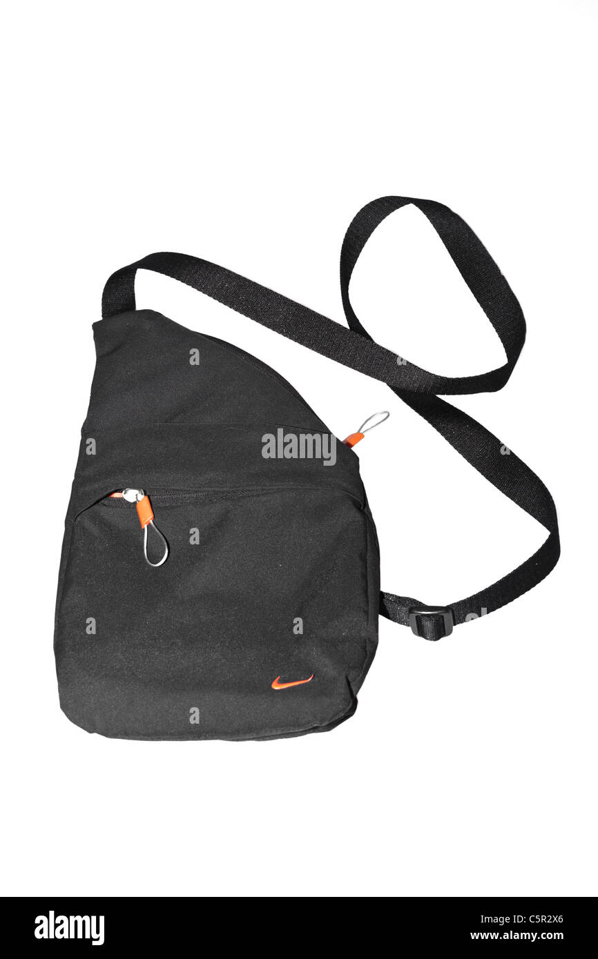Ein Nike Herren Seitentasche mit Gurt und zwei Reißverschlussfächer Stockfoto