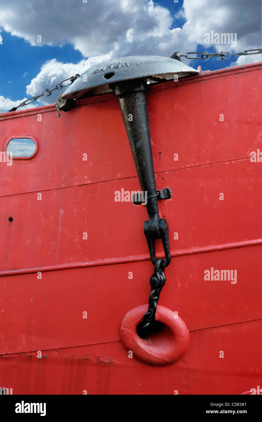 Rot an Bord von Schiffen und schwarzen Anker, South Street Seaport, Manhattan, New York, NY, USA Stockfoto