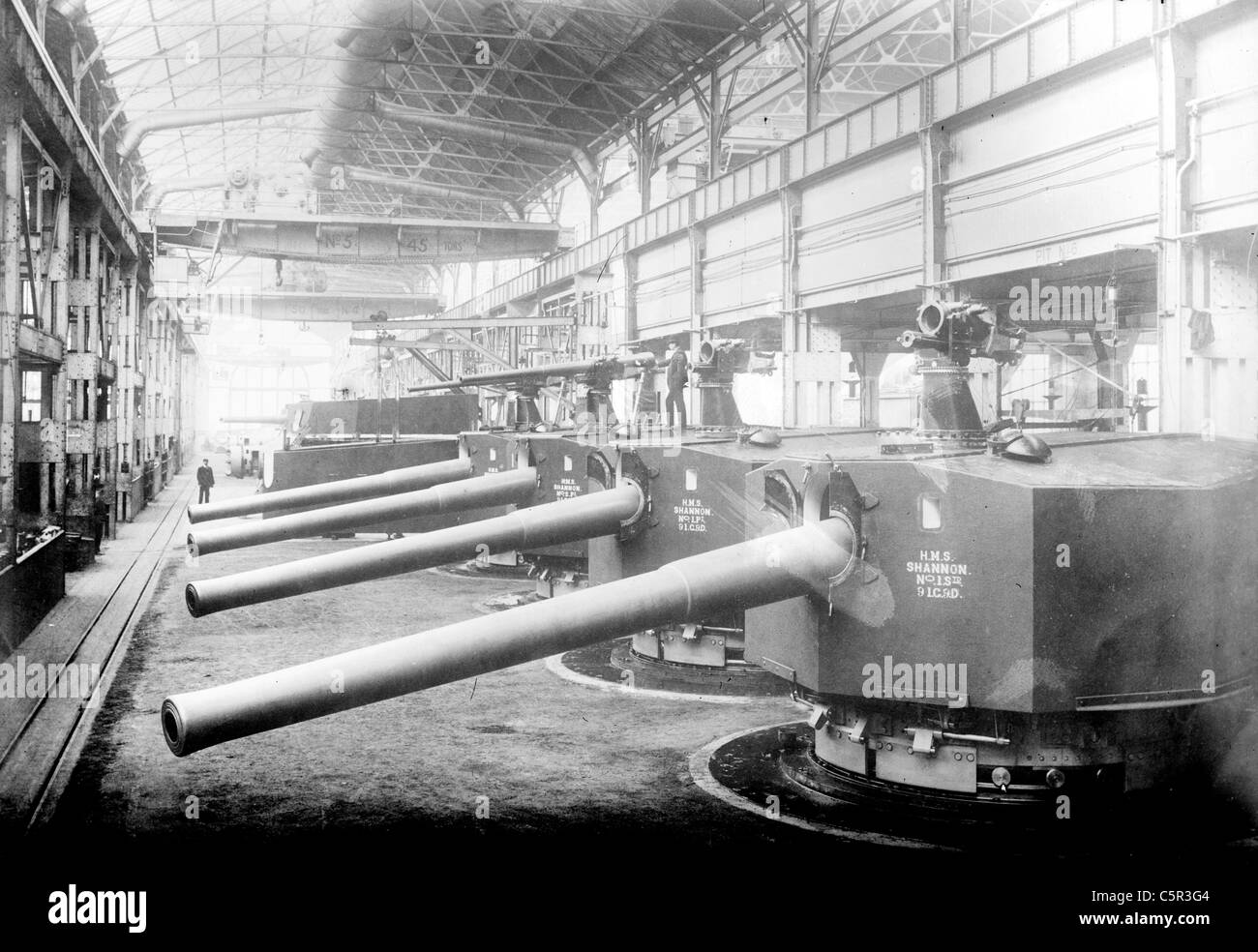 Reihe von Waffen für HMS Shannon in Vickers Söhne & Maximen Gun Works Stockfoto