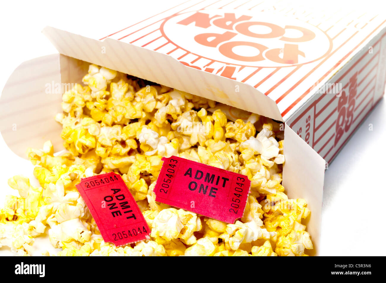 Popcorn und Kinokarten isoliert Closeup Stockfoto