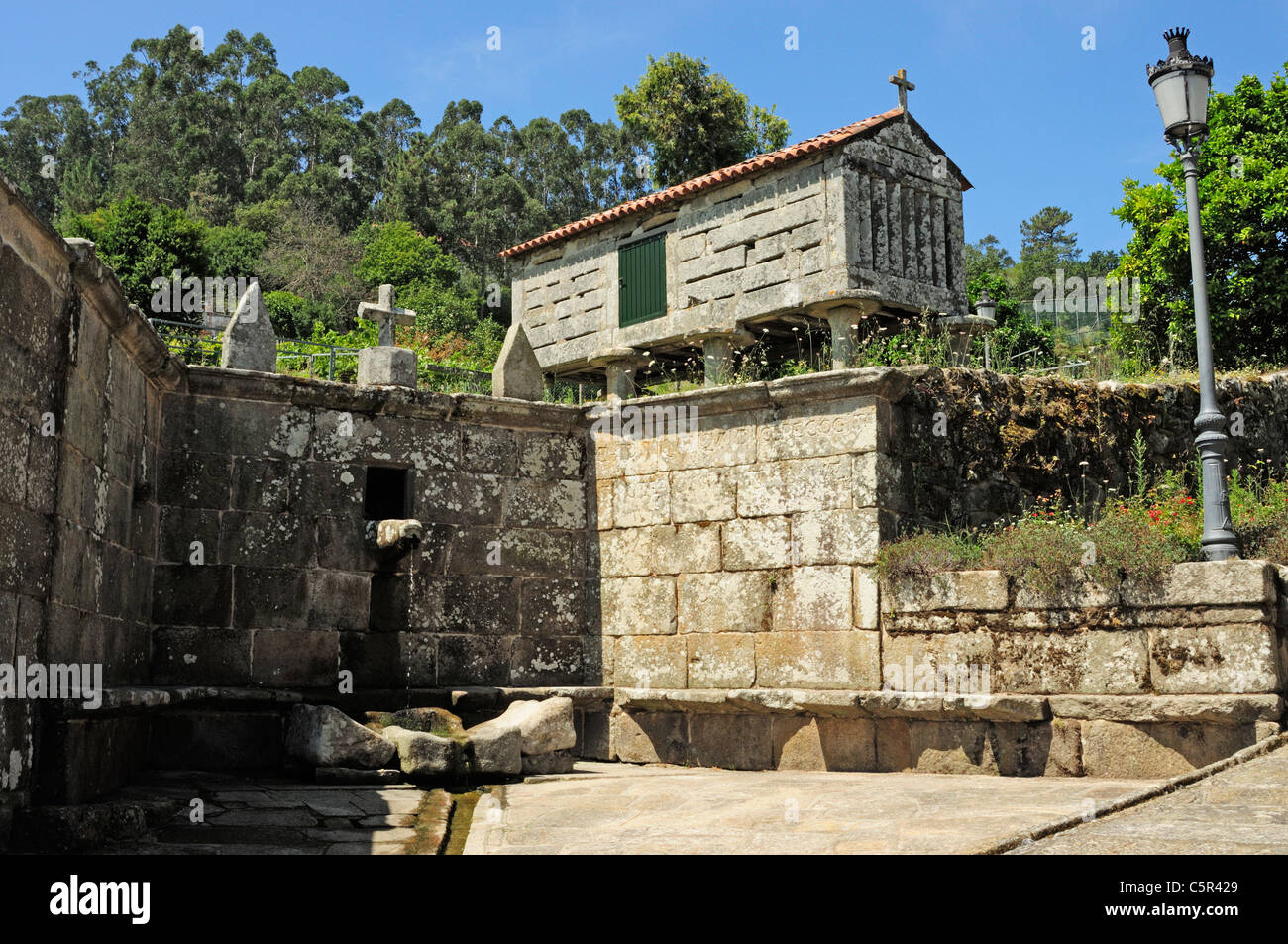 Traditionelle Speisekammer und Brunnen in O Hio, Cangas, Pontevedra, Galicien, Spanien Stockfoto
