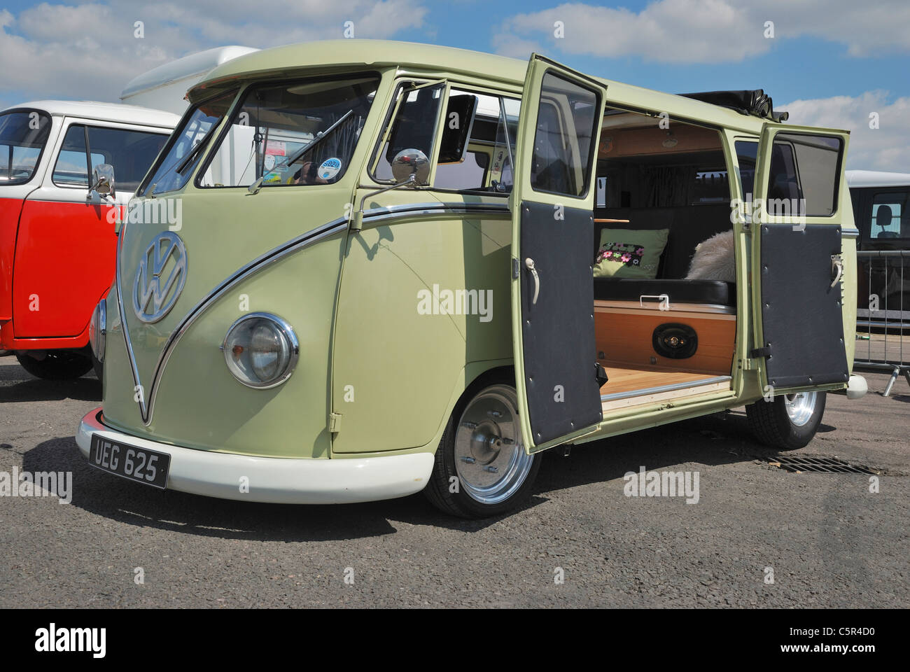 Ein Split-Screen VW Ragtop van. Santa Pod, Northants, England. Stockfoto