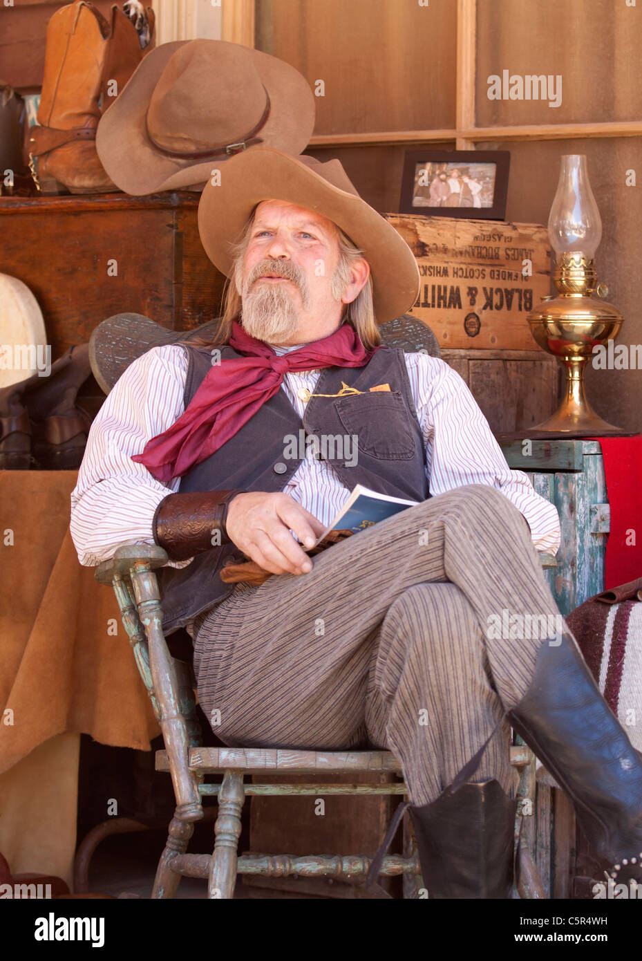 Cowboy entspannend in einem Schaukelstuhl in Melody Ranch Motion Picture  Studios Stockfotografie - Alamy