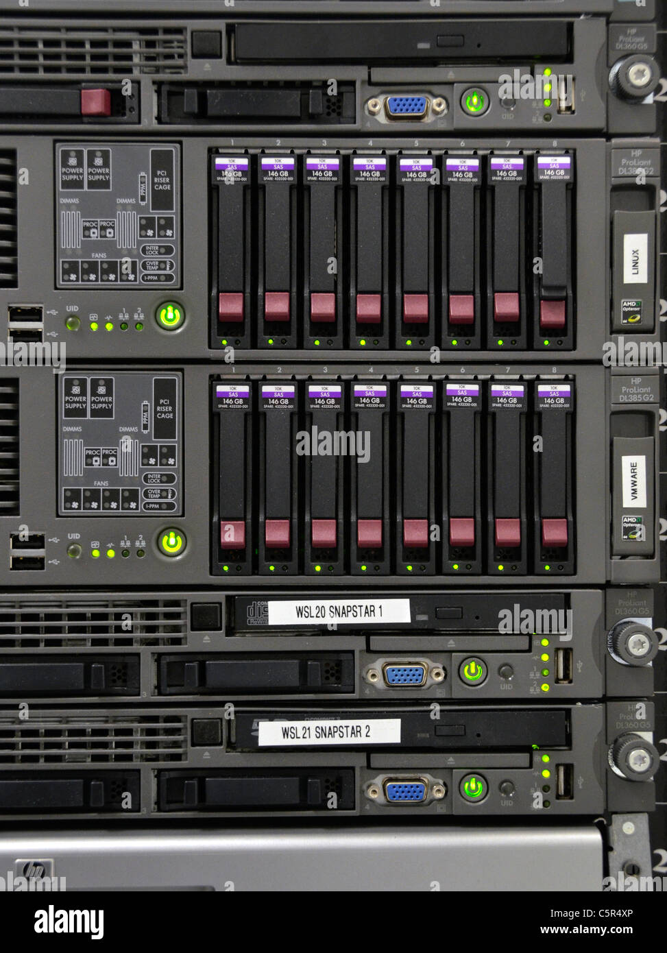 HP Proliant und Dell Server zerbrach in Computer Raum Serverschränke Stockfoto