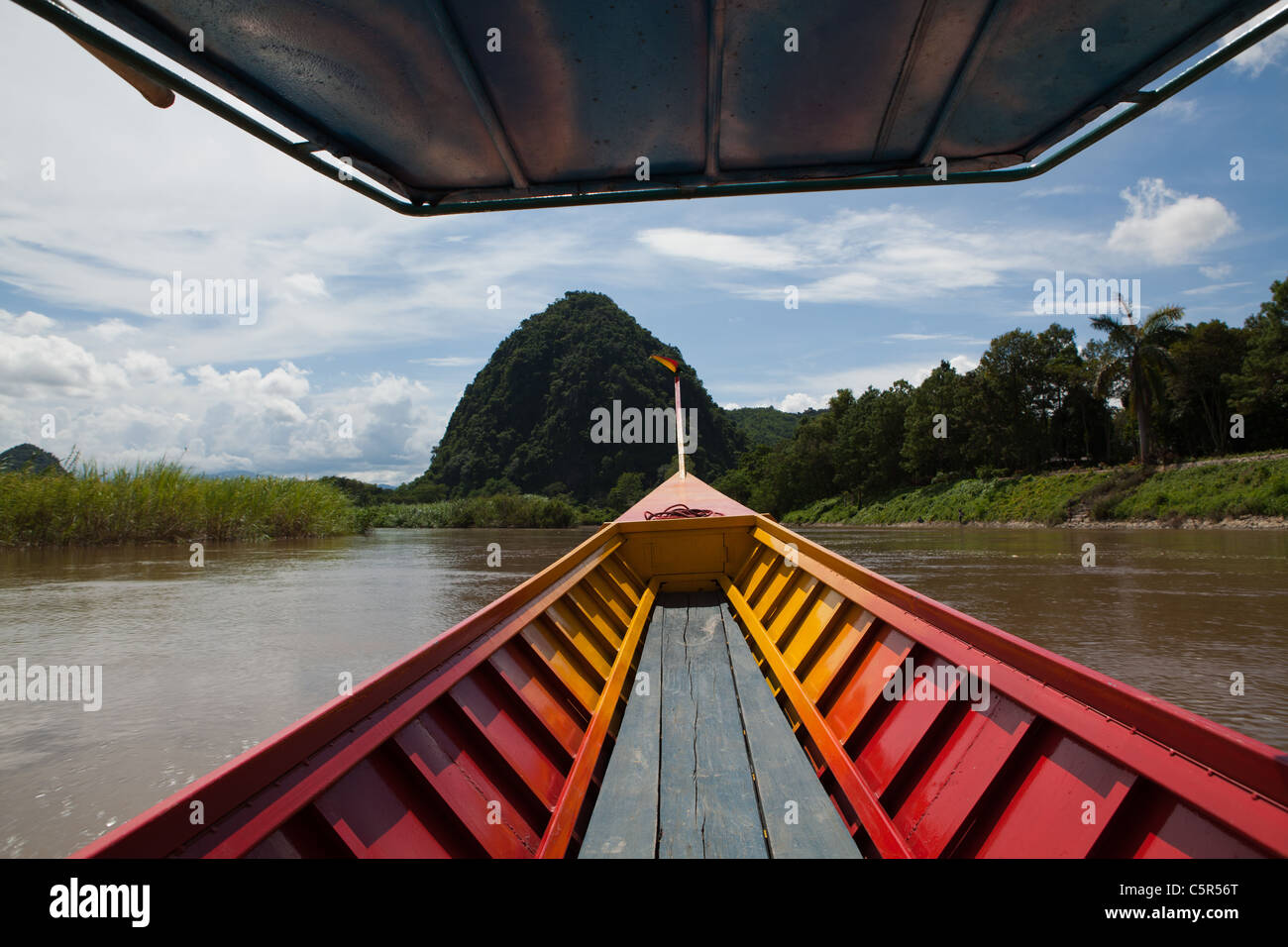 Mae Kok River oder Maenam Kok stammt aus Birma und fließt über die Myanmar-Thailand-Grenze nach Chiang Mai Province Stockfoto