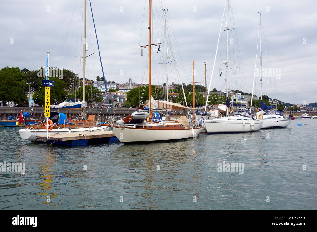 Segelyachten auf dem River Dart in Dartmouth, Devon, England. Stockfoto