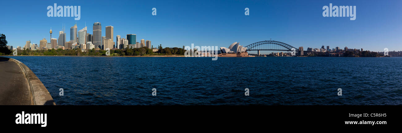 Panoramablick auf die Skyline von Sydney mit dem Opera House und Harbour Bridge Stockfoto