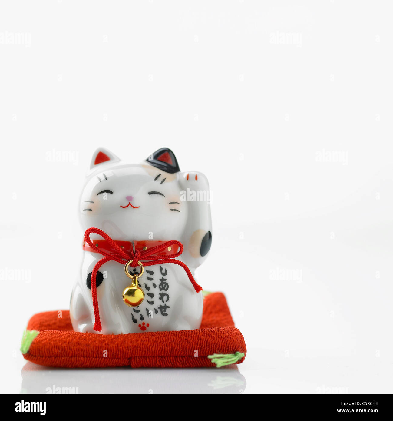 Japanische traditionelle glückliche Katze Figur Stockfoto