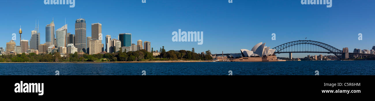 Panoramablick auf die Skyline von Sydney mit dem Opera House und Harbour Bridge Stockfoto