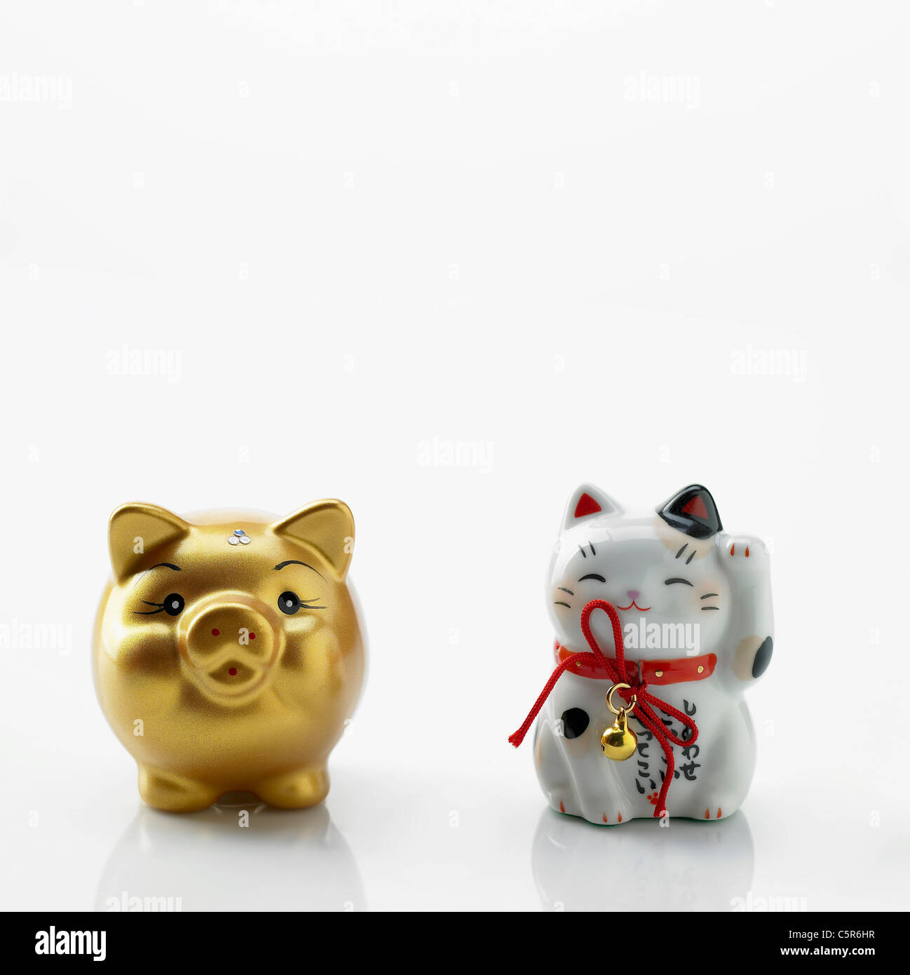 Japanische traditionelle glückliche Katze Figur und goldene Sparschwein Stockfoto