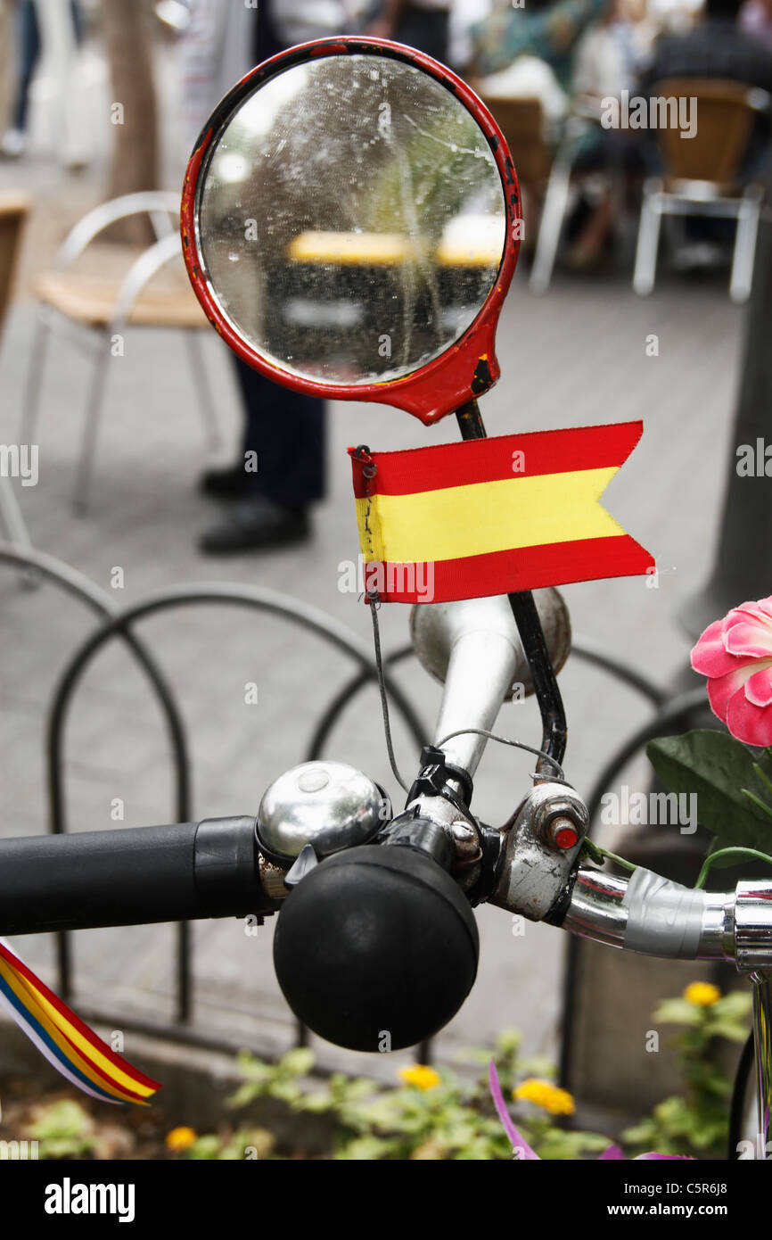 Spanische Flagge, Horn und Spiegel auf Fahrrad in Spanien Stockfoto