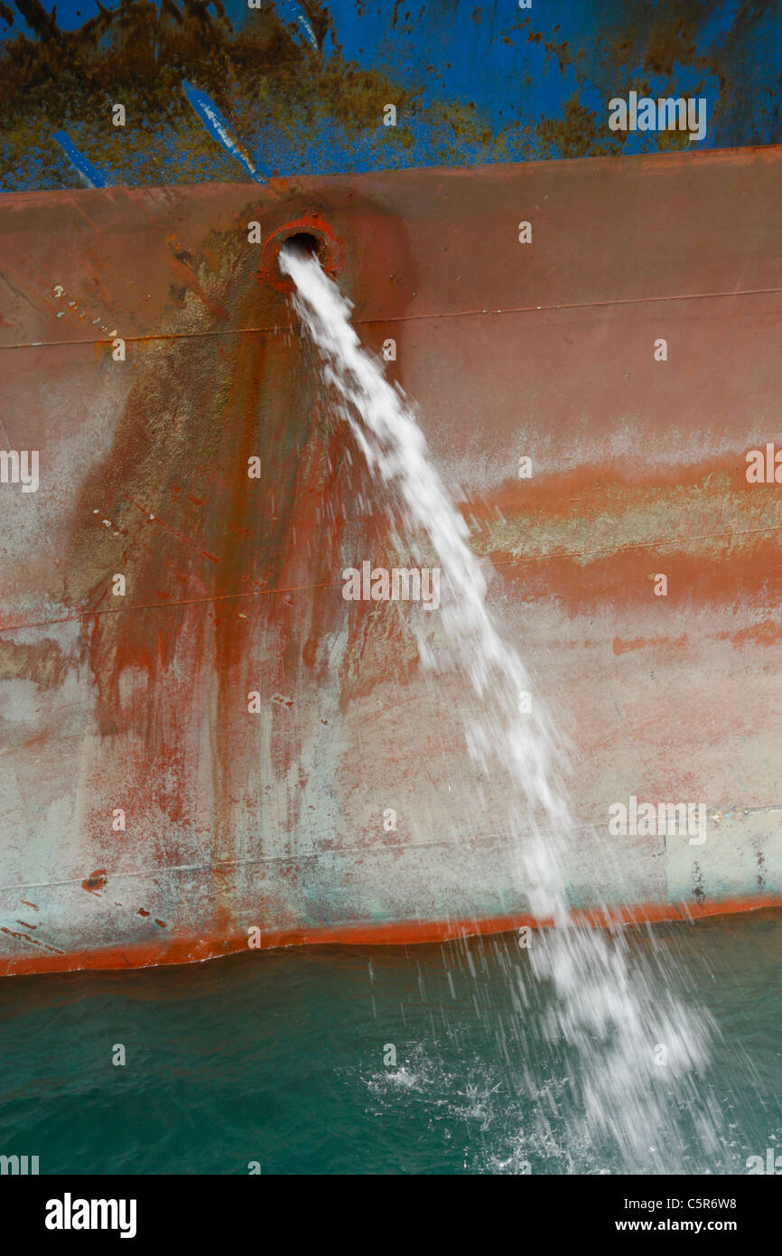 Schiff Ballastwasser Abpumpen Stockfoto