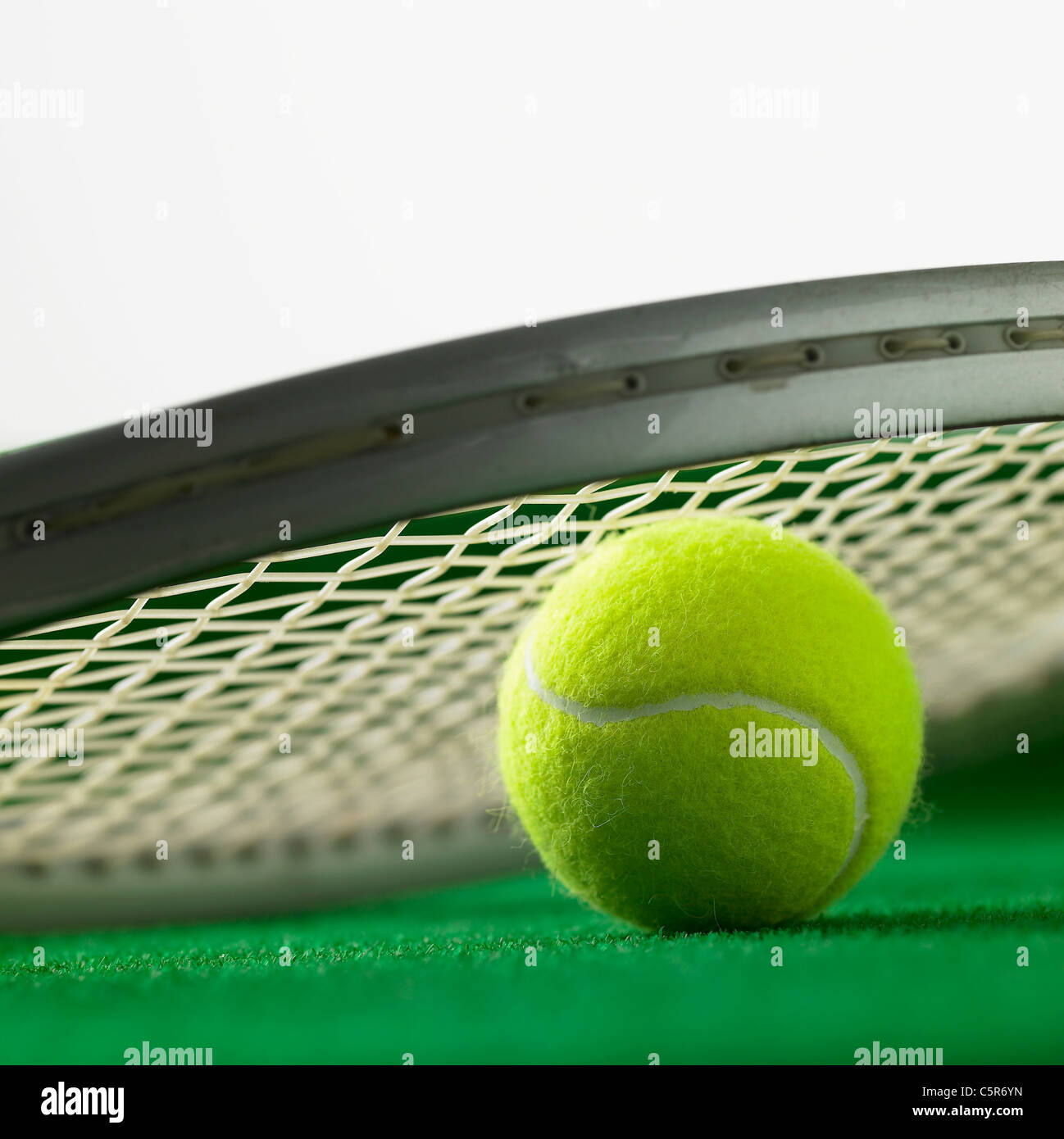 Tennisschläger und Tennisball Stockfoto