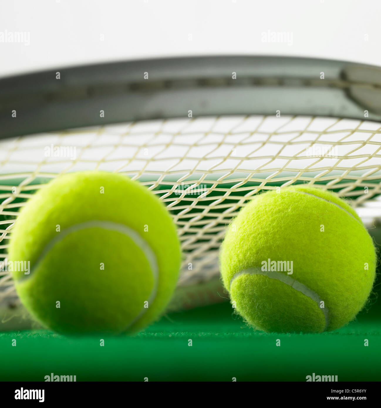 Tennisschläger und Tennisball Stockfoto