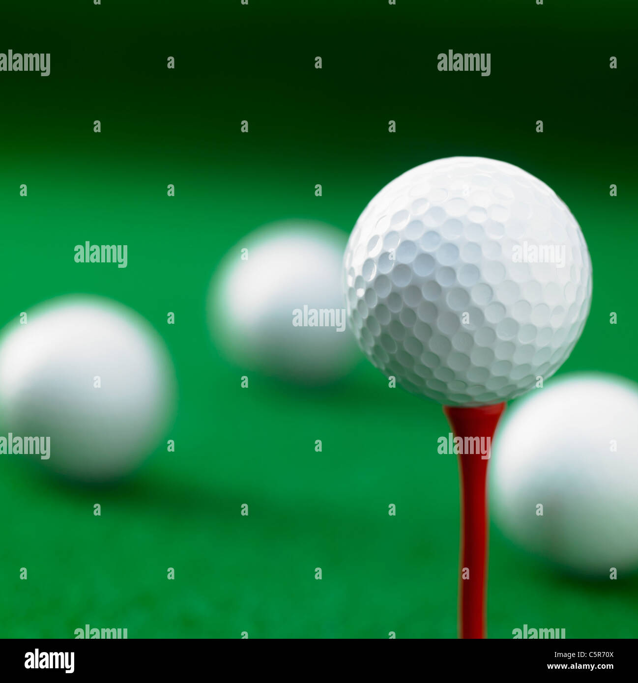 Ein Golfball auf einen pin Stockfoto