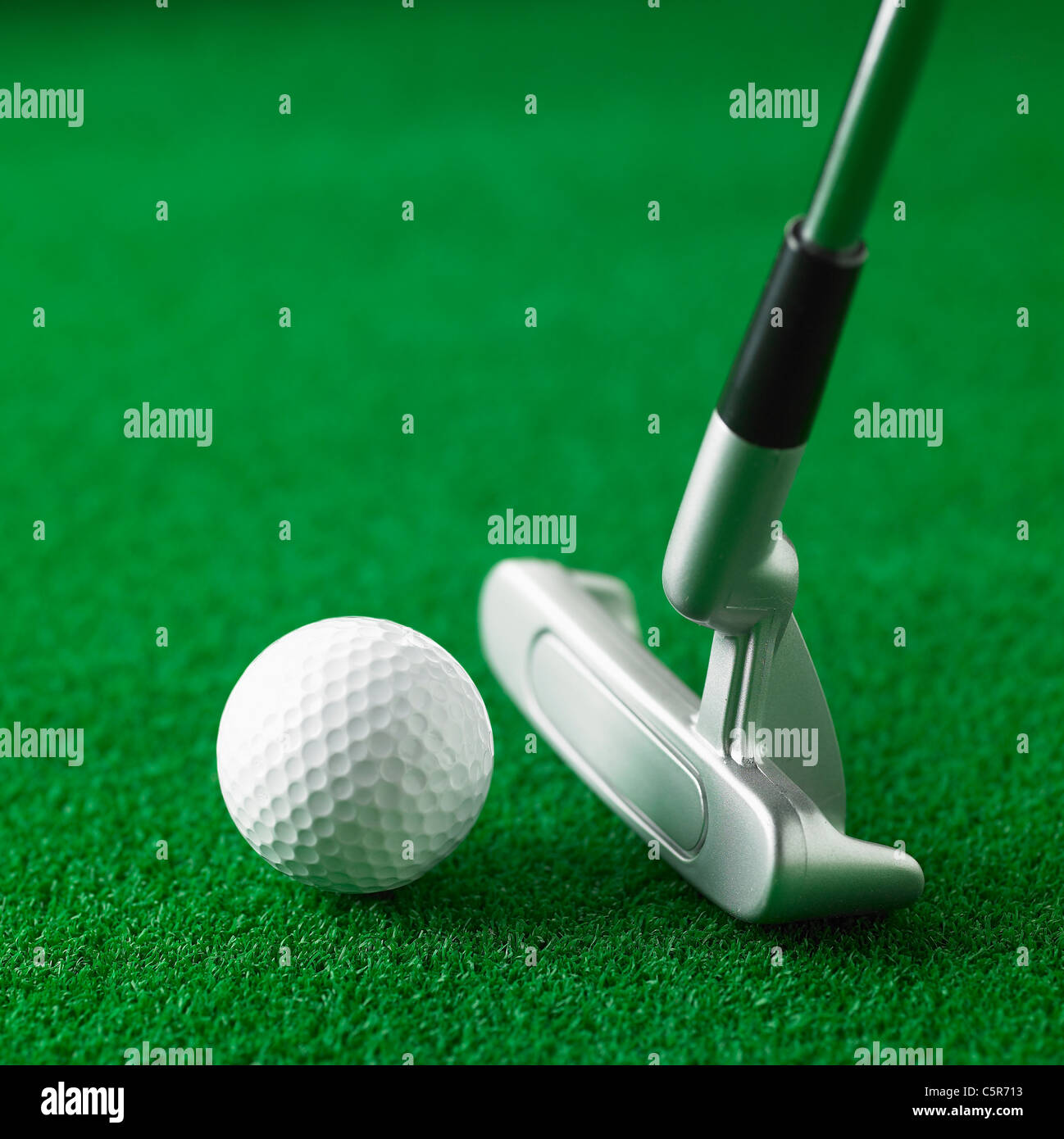 Ein Golfball und eine Golf-clubs Stockfoto