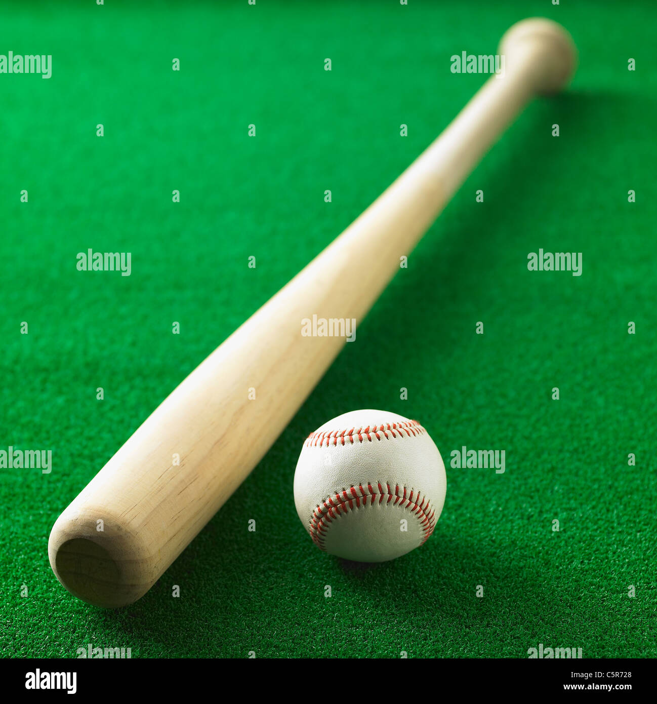 Ein Baseball-Schläger und einen ball Stockfoto