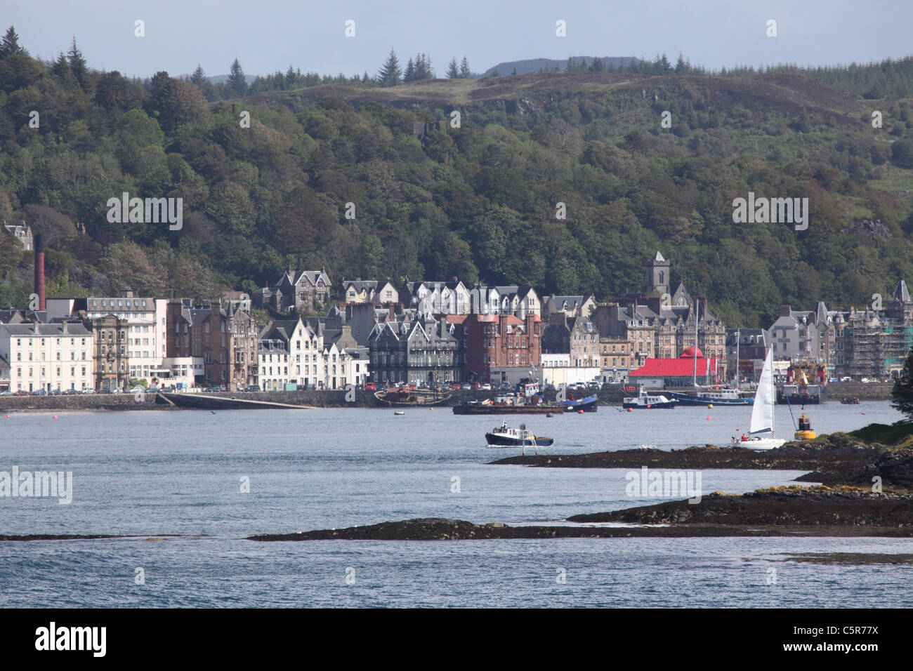 Hafen von Oban viktorianischen Fassade gesehen, Blick nach Westen von an Bord der Caledonian MacBrayne Fähre auf die äußeren Hebriden Stockfoto