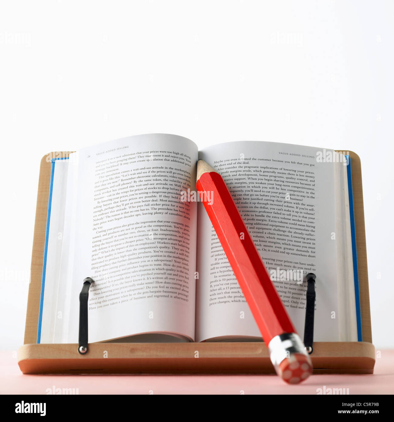Ein Buch über eine Buchstütze und einen Bleistift Stockfoto