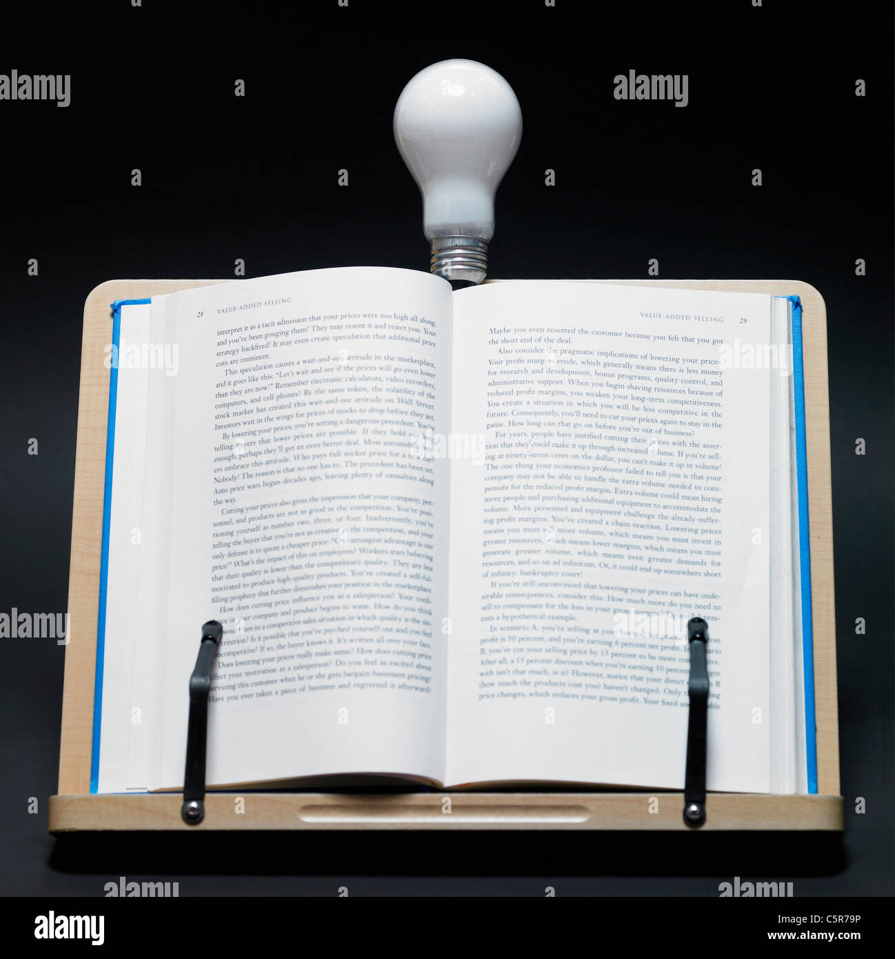Ein Buch über eine Buchstütze und eine Glühbirne Stockfoto
