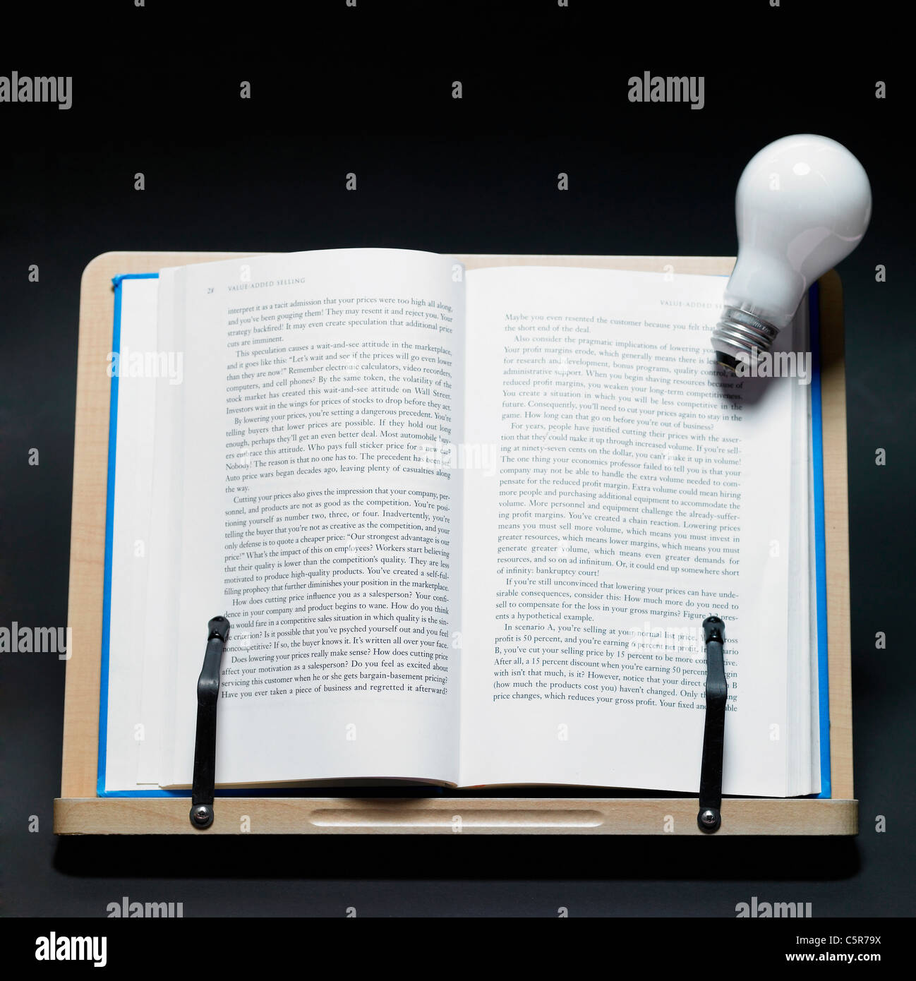 Ein Buch über eine Buchstütze und eine Glühbirne Stockfoto