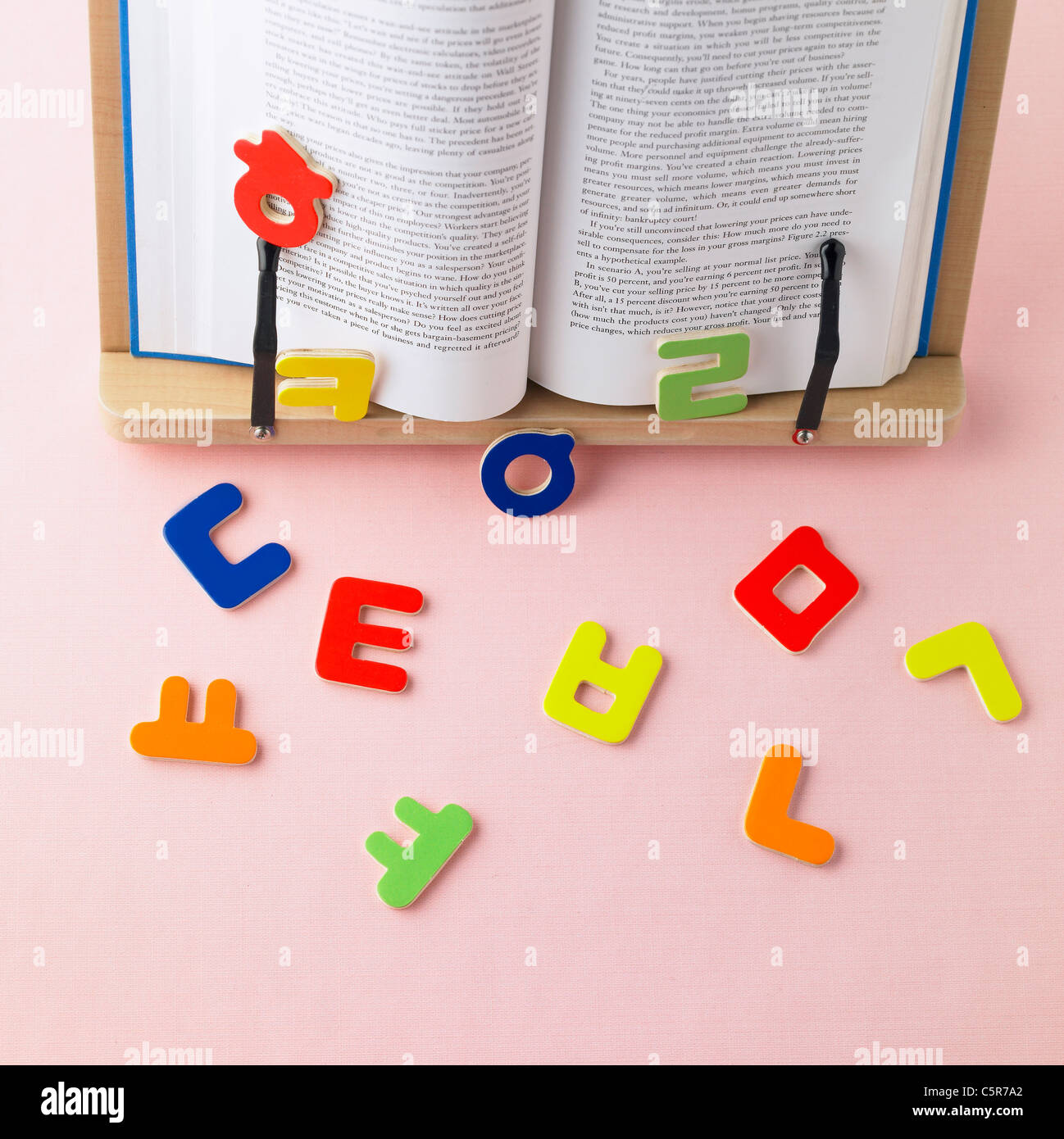 Ein Buch über eine Buchstütze und koreanischen Buchstaben Stockfoto