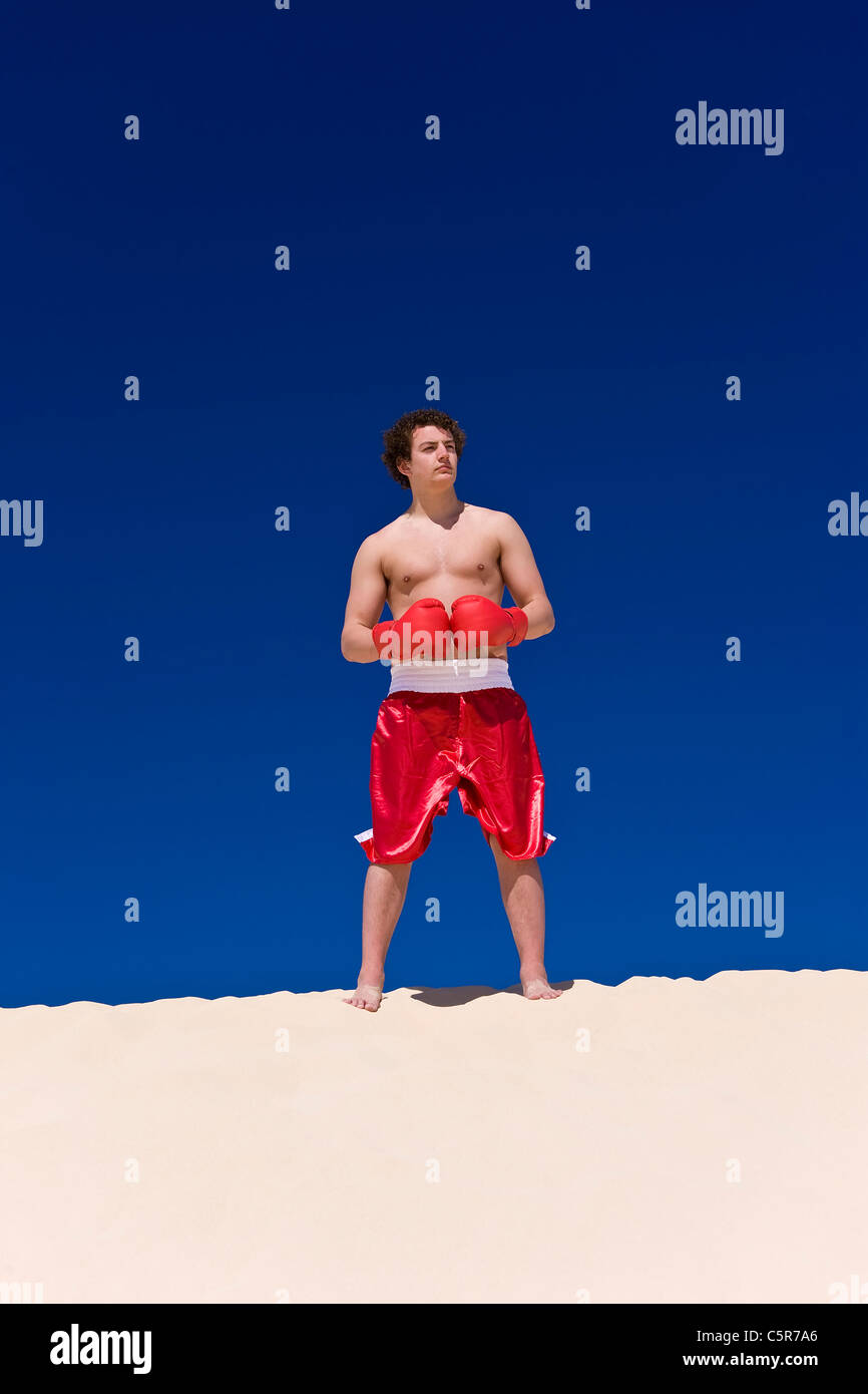 Ein Boxer, stehend auf Dünen, Handschuhe verbunden. Stockfoto