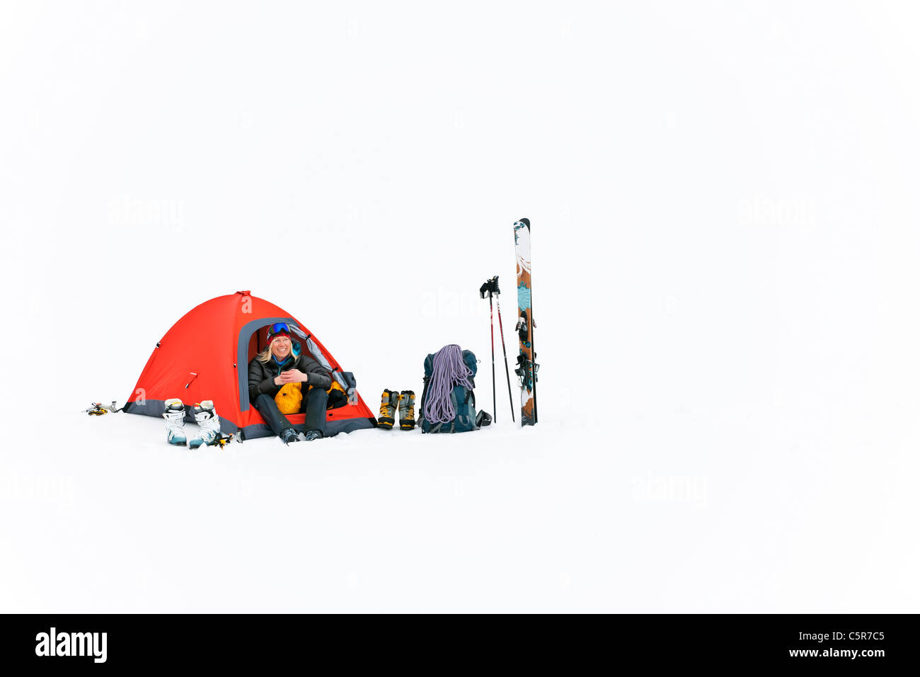 Ein glücklicher Camper camping auf Schnee. Stockfoto