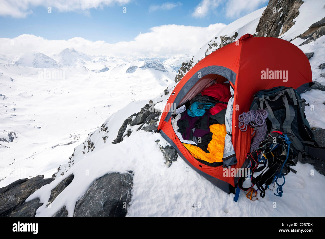 Ein Bergsteiger-Zelt am Rande der alpinen Hochgebirge. Stockfoto