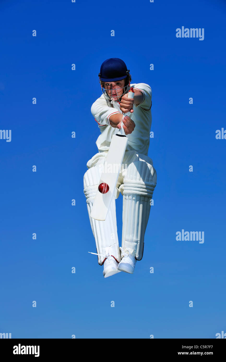 Ein Cricket-Spieler den Ball zu spielen. Stockfoto