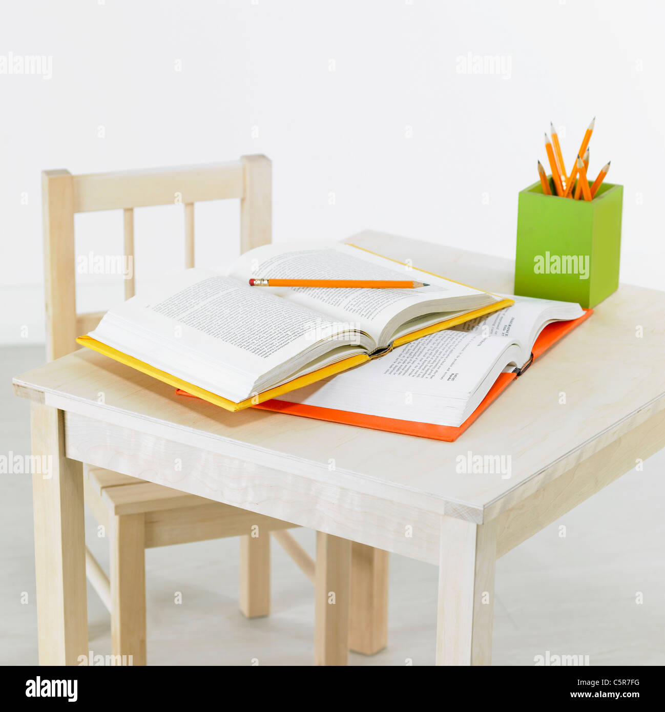 Bücher und Stifte auf dem Schreibtisch Stockfoto