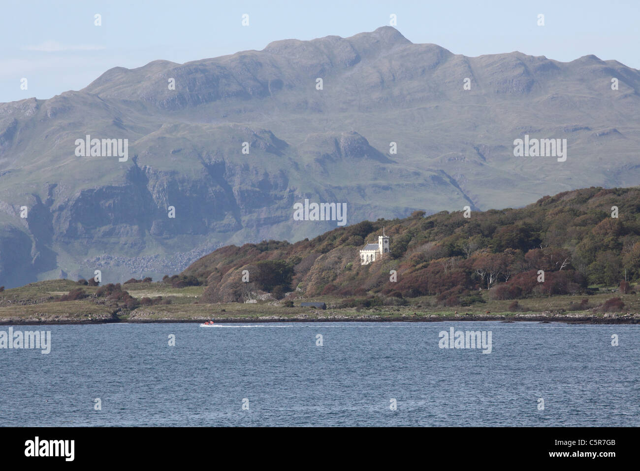 Kirche in Drimnin auf schottischen Festland gesehen von Hebridean Fähre gegenüber der Isle of Mull Stockfoto