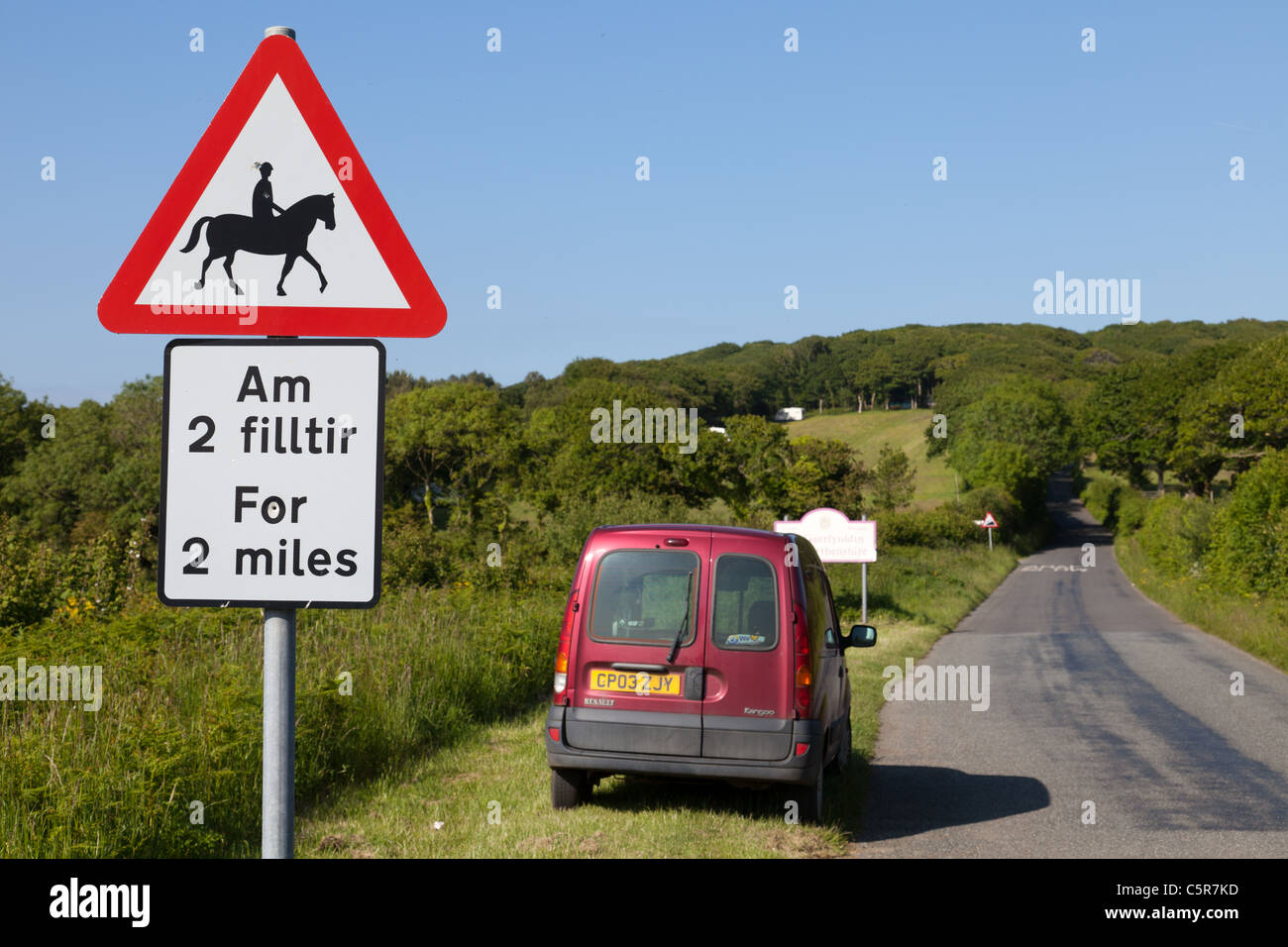 Welsh Englisch mehrsprachige unterschreiben Warnung der Reiter auf der Straße. Stockfoto